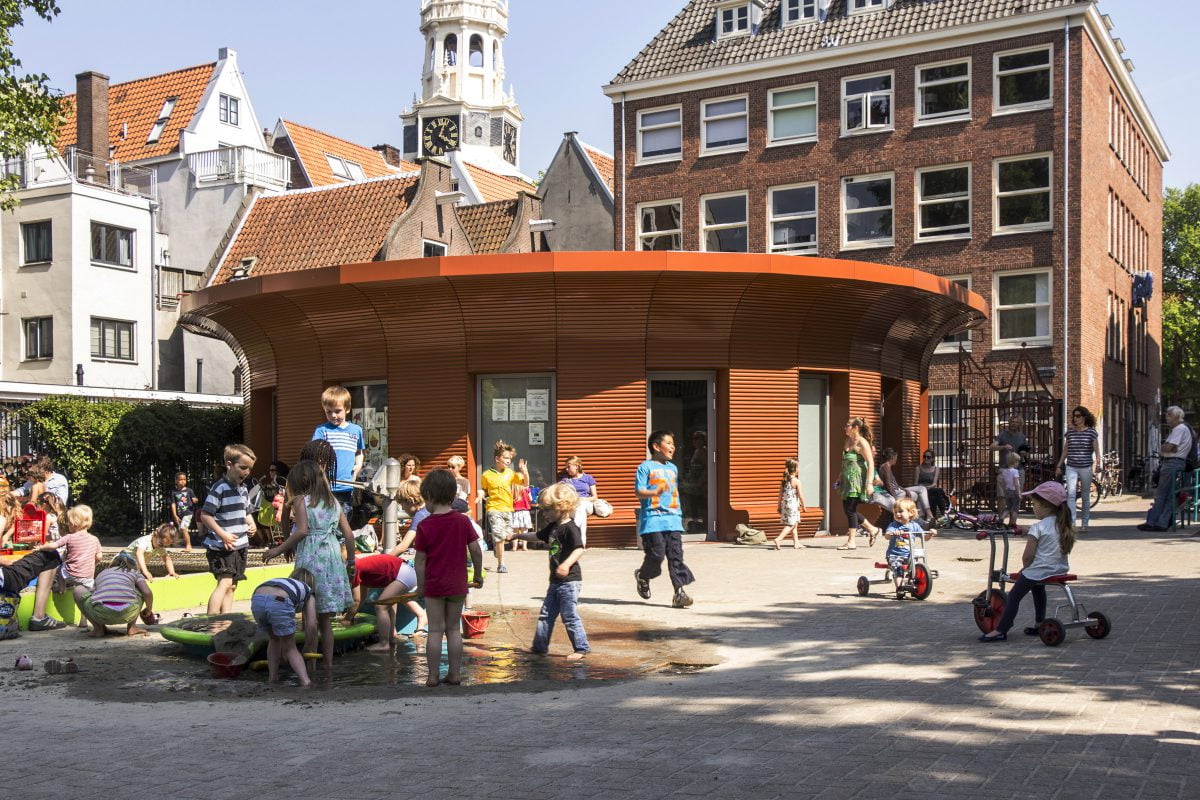 Marlies Rohmer, de Waag, Amsterdam, speeltuingebouw, aluminium, prefab, rond, bankjes, overstek