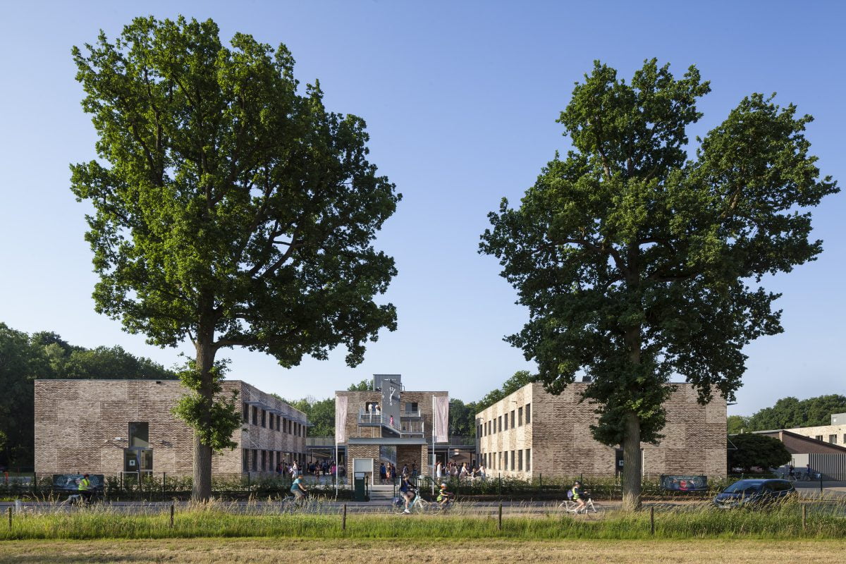 Marlies Rohmer School. 's Gravenwezel, België, voortgezet onderwijs, basisonderwijs, Buitengewoon Secundair Onderwijs, metselwerk, klok, trappentoren, groen