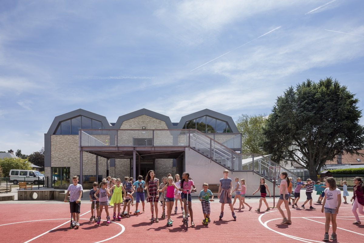 Marlies Rohmer School, Zomergem, België, basisonderwijs, baksteen, tribune trap, sculptuur, kleur, getoogd, drie bogen