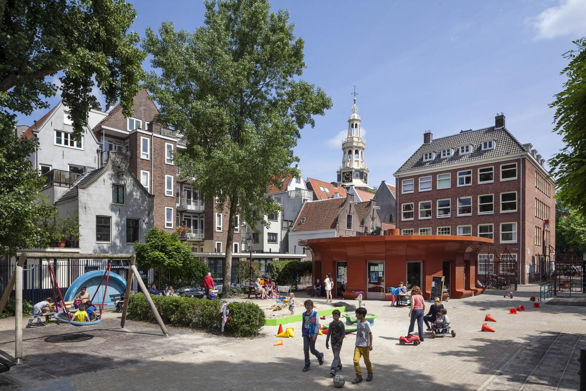 Marlies Rohmer, de Waag, Amsterdam, speeltuingebouw, aluminium, prefab, rond, bankjes, overstek