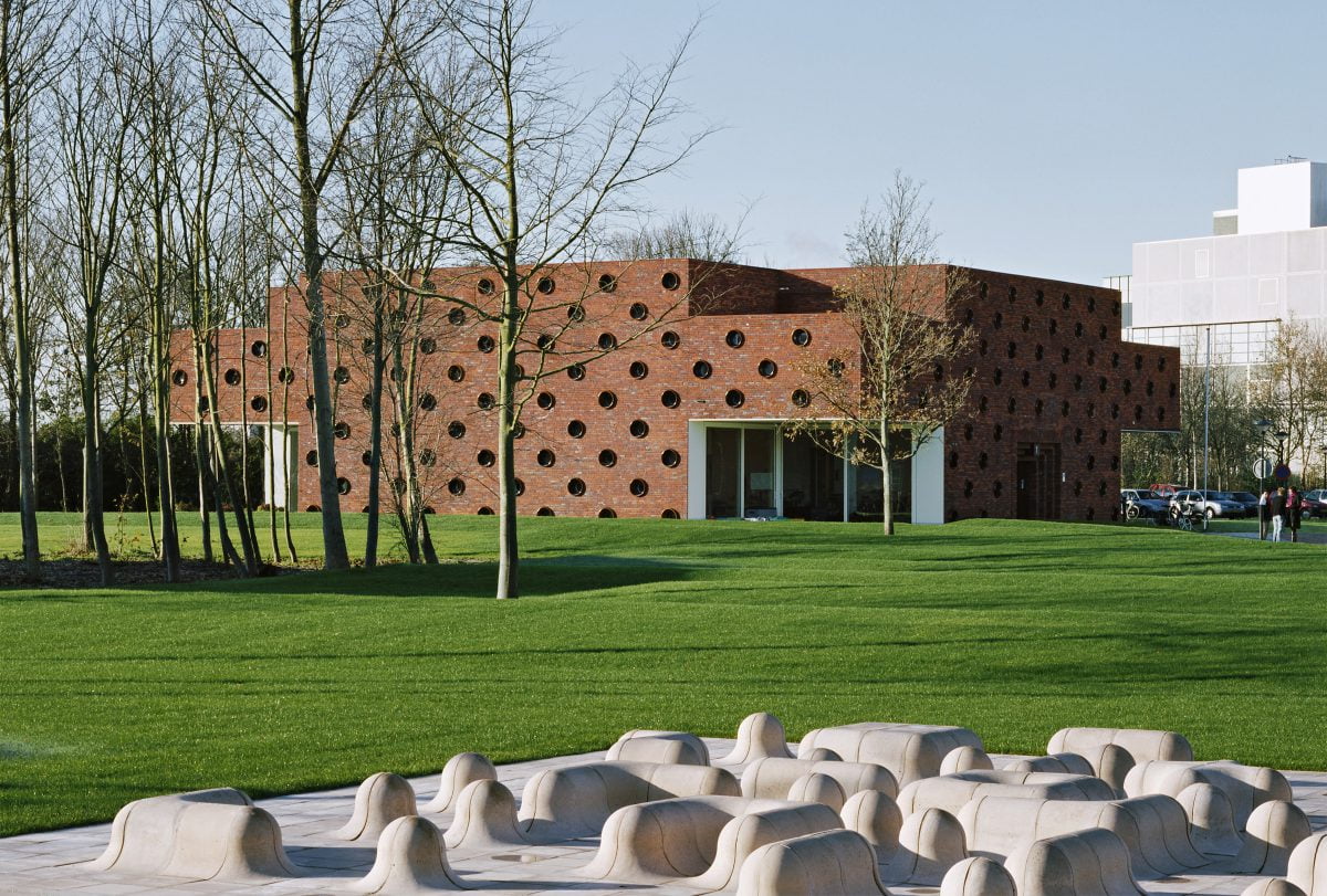 Marlies Rohmer zorg Zeester, Noordwijk, sculptuur, metselwerk, keramiek, patrijspoorten, tribune, trap